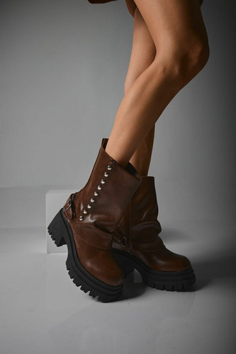 Bota Marrón Chocolate Caña Volcada Arrugada Tacha Plataforma