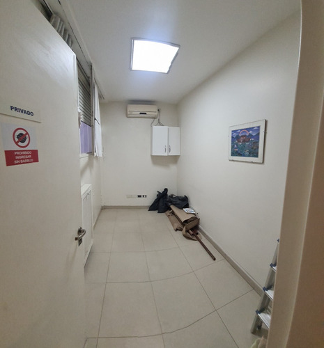 Junín Al 1000 Y Av. Santa Fe. Planta Baja Al Frente A La Calle Superficie Total 177 M2, Cubierta 148 M2. 6 Consultorios. 2 Baños. 1 Toilette. Patio. Laboratorio. Office. Impecable. Apto Crédito