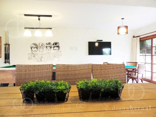 Casa En Mansa, Punta Del Este, 5 Dormitorios, Piscina Y Vista Al Mar. - Ref: 42107