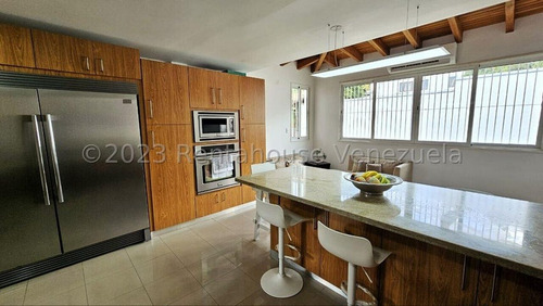 Casa En Venta En La Trinidad Remodelada En Calle Cerrada 25-5053 Jc