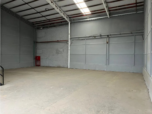 Arriendo Bodega De 219 M² En El Salto, Recoleta.