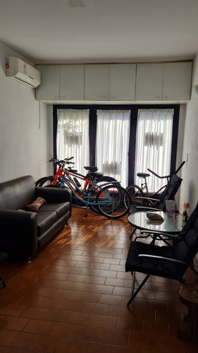 Excelente Chalet En Dos Plantas, Cinco Ambientes Sobre Lote De 8,66 X 30,65m.