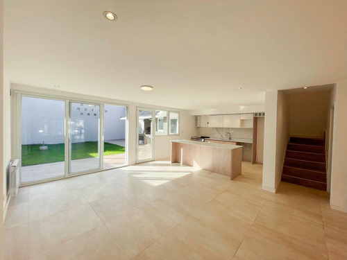 Casa En Venta - 4 Dormitorios 3 Baños - Cochera - 302,40mts2 - Mar Del Plata