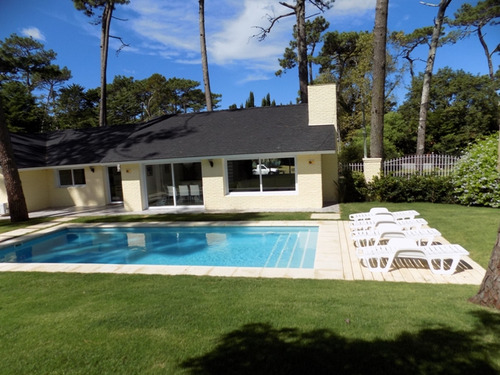 Casa En Alquiler Por Temporada De 4 Dormitorios En Playa Mansa (ref: Bpv-1376)