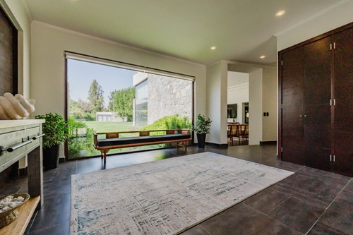 Casa Con Doble Altura Impecable, En Condominio Las Garzas