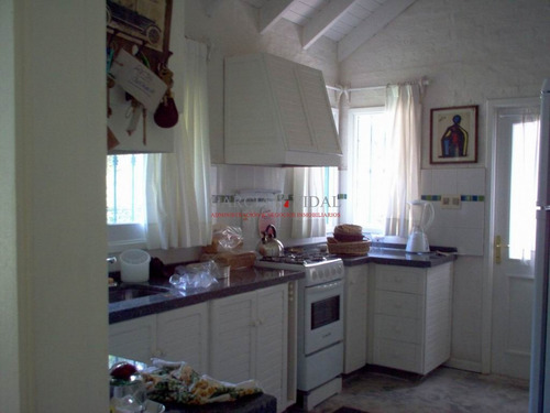 Venta De Casa 4 Dormitorios En Rincon Del Indio, Punta Del Este- Ref: 2385