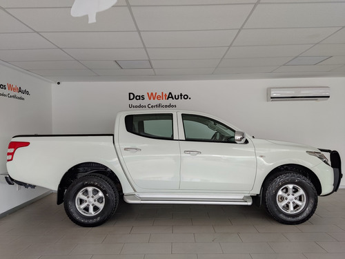 Imagen 14 de 15 de Mitsubishi L200 Pick-up Dob Cab Diesel 4x4 Mt 2019