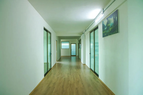Edificio De Oficinas En Vía Principal Con Vista Panorámica