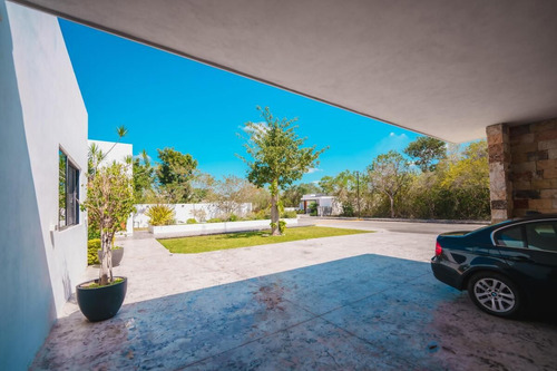 Casa En Venta En Privada Hacienda Cholul Con Amplio Terreno Y Paneles Solares