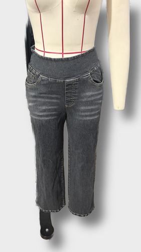 La Moda De Los Jeans De Mezclilla Enfatiza A Las Mujeres Dis