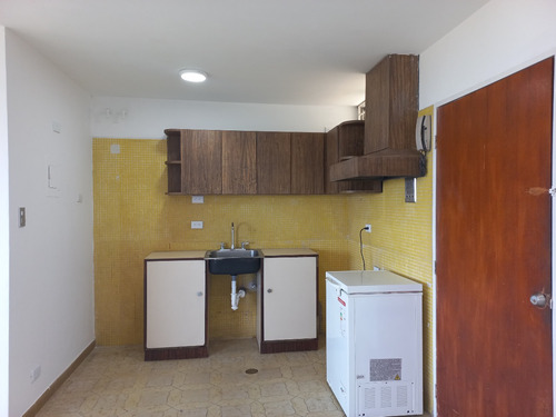Apartamento En Macuto | 46m2. Ref.25m Negociable | Ave. La Playa | Vende Propietrario