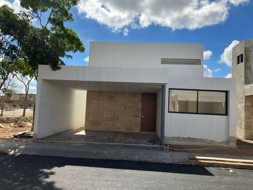 Casa En Venta De Una Planta Mérida Yucatán, Privada Savara C