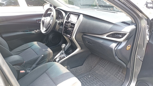 Imagen 6 de 10 de Toyota Yaris G Automático Caja Dual