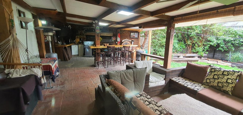 Se Vende Casa De 1 Piso. 3d, 3b + Servicio Y Quincho