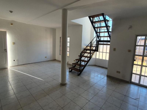 Imagen 12 de 28 de Casa De Tres Dormitorios, Dos Baños, Cochera, Amplio Terreno Y Pileta