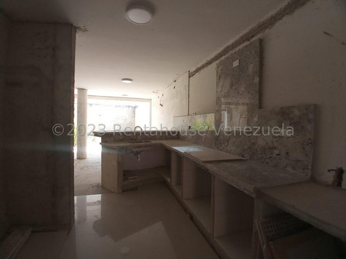 Imagen 2 de 16 de Obra Gris Cocina En Mampostería Con Tope De Granito. Baño En Planta Baja Remodelado Tanque De Agua Subterráneo, Línea Cantv. Conjunto Exclusivo De Solo 52 Th. Agua De Pozo. Vigilancia Privada 24 Hrs.