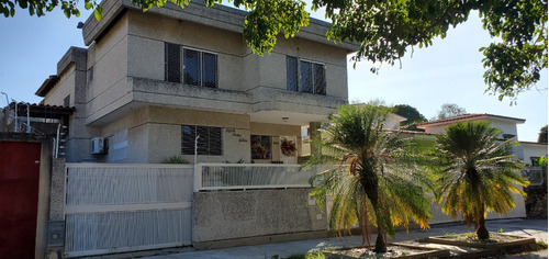 Casa Quinta En Venta De 405 M2 En La Urbanización Las Chimeneas, Valencia - Carabobo. Rv*