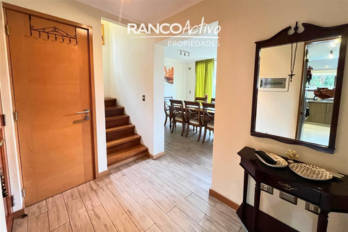 Casa En Venta En Los Arrayanes, Isla Teja Sur, 3 Niveles