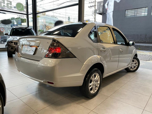 Ford Fiesta 1.6 Rocam Se Sedan 8v