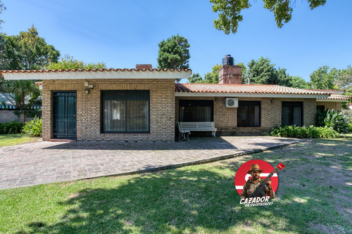 Casa Venta Fisherton 4 Dormitorios Patio Parquizado Cochera