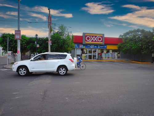 Imagen 2 de 10 de Esquina Comercial Aaa Rentada A Oxxo