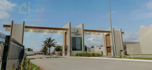 Casa En Venta En Fraccionamiento Lomas De La Rioja, Veracruz - 3 Recámaras Con Baño Privado, Jardín Y Cochera Techada Para 2 Autos