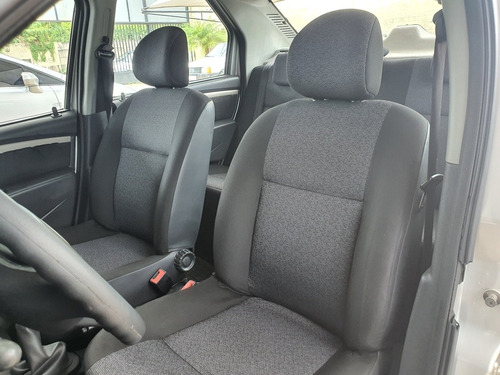 Imagem 11 de 15 de Renault Logan 2010 1.0 16v Expression Hi-flex 4p