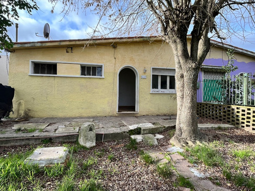 Casa Y 2 Apartamentos Alquilados En El Mismo Padrón Para La Venta. Ideal Para Inversionistas.