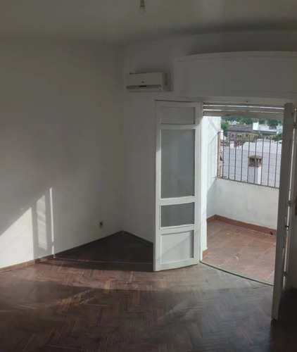 Se Vende Luminoso Apartamento Con 2 Amplios Dormitorios, Sobre Avenidas. Muy Buena Ubicación Y Con Varios Servicios En La Cuadra