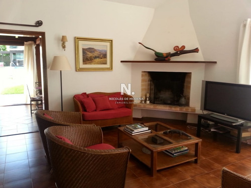 Gran Casa Ubicada En La Zona Del Golf, Punta Del Este.- Ref: 2157