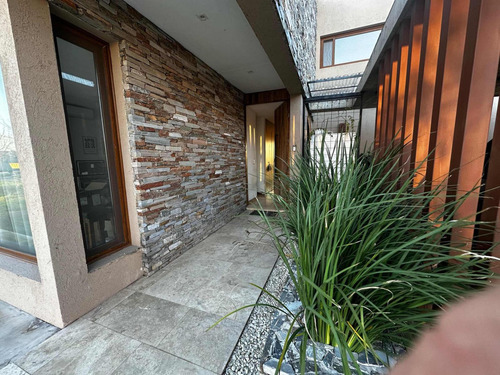 Casa En Venta - 5 Dormitorios 6 Baños - Escobar