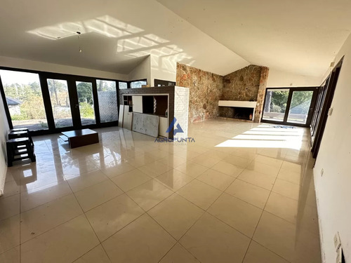 Casa 3 Dormitorios Y Servicio En Barrio Golf