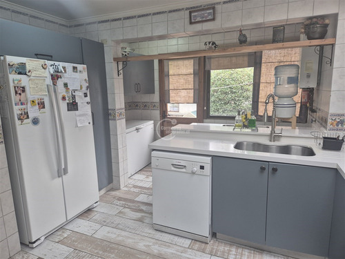 Casa En Venta De 6 Dorm.en Lo Barnechea.calle Cerrada.