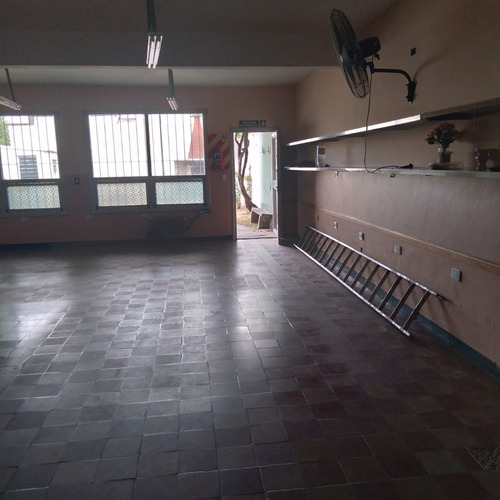 Imagen 3 de 18 de Local Amplio Con Oficina Con Baño Y Dos Vestuarios Con Baños Fondo Libre Con Parrilla.