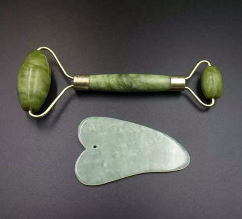 Imagen 5 de 10 de Rodillo De Jade Y Gua Sha Con Estuche