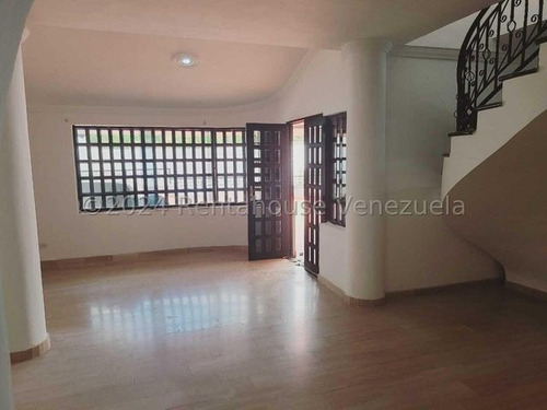 Casa Moderna Totalmente Remodelada, Con Amplios Espacios Iluminados Colinas De Guataparo 24-23018