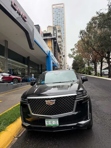 Cadillac Escalade Larga