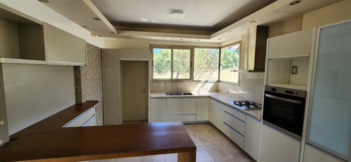 Venta Casa Amplia Y Funcional / Barrio Cerrado / 3 Dorm