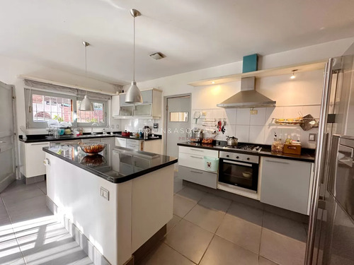 Hermosa Propiedad En Venta De 4 Dormitorios En Zona Lugano, Punta Del Este.
