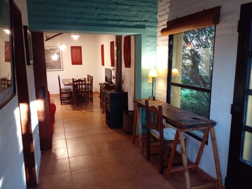 Casa Con Quincho Cerrado Y Pileta