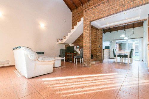 Chalet 2 Plantas Con Jardin Y Quincho