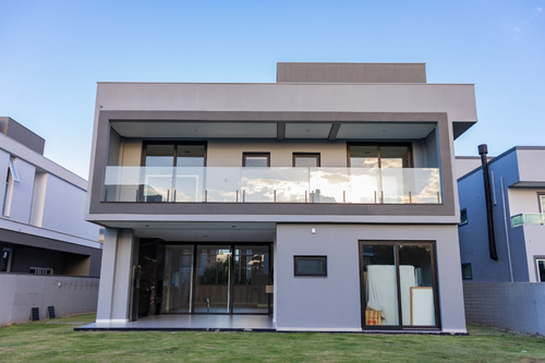 Direto Com Proprietário - Casa De Alto Padrão Cond. Fechado 4 Quartos, 5 Banheiros.
