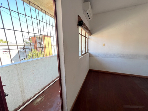 Alquiler De Lindo Apartamento. Peñarol, 3 O 4 Dormitorios, Estufa A Leña, Muy Luminoso Y De Buen Tamaño!