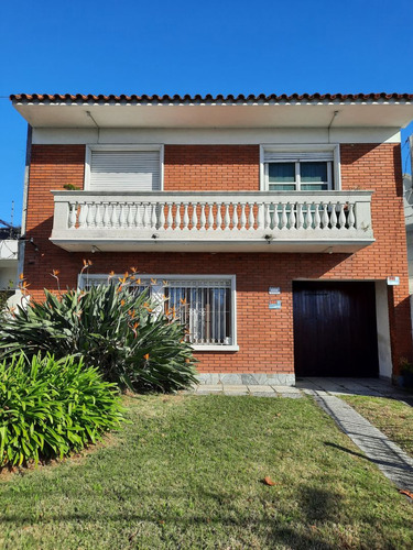 Venta Hermosa Casa, 3- 4 Dormitorios, Garajes, Malvin (ref: Igr-16)