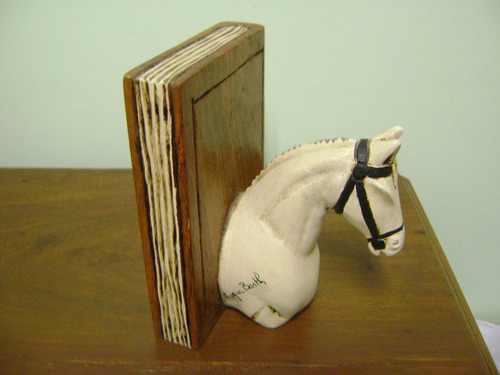 Escultura Cavalo Em Madeira Suporte Livros Lygia Barth Linda