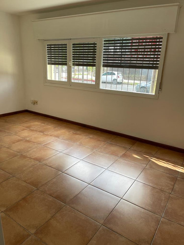 Imagen 4 de 10 de Linda Reciclada A Nuevo Amplia Muy Soleada Jardin Prox. Nuevo Centro Sin Gastos Comunes