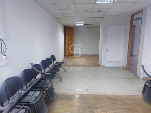 Oficina Ubicada En Edificio Mistral, Las Condes