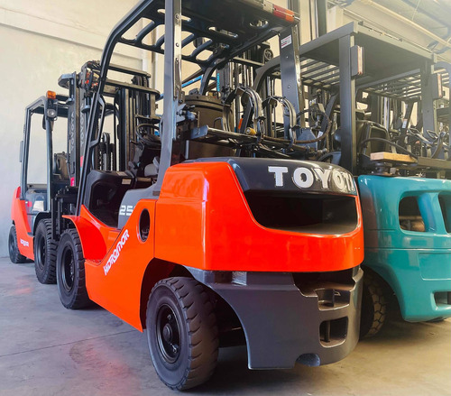 Imagen 4 de 11 de Autoelevador Toyota 2.5tn Nafta/glp/desplazador