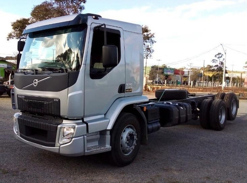 Imagem 2 de 10 de Volvo Vm 330 6x2 2021/2021 Prata