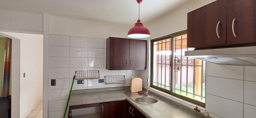 Casa En Barrio Residencial Con Jardín Terraza Techada
